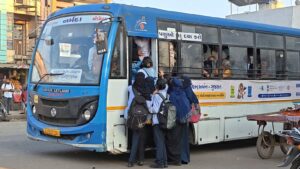 Amod–Bharuch ST Route Turns Risky: Passengers Forced to Travel Hanging at Bus Doors