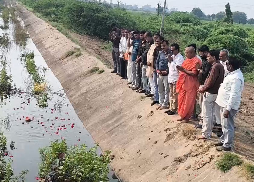 આમોદ: નર્મદા નહેરમાં પાણી છોડાતા ખેડૂતોમાં ખુશીનો માહોલ, ધારાસભ્ય ડી.કે. સ્વામી સહિત આગેવાનોએ લીધા નર્મદા મૈયાના વધામણા