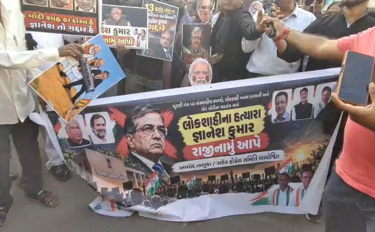 આમોદમાં ચૂંટણી પંચ સામે કોંગ્રેસનો અનોખો વિરોધ, ગધેડા પર ચૂંટણી કમિશનરનો વરઘોડો કાઢી રાજીનામાની માંગ