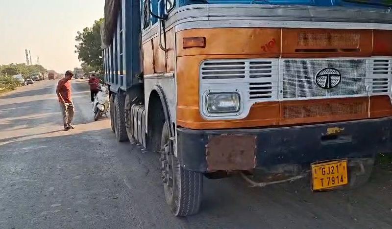 આમોદ: કેમિકલ વેસ્ટની ટ્રકો NH-64 પર બની રહી છે જોખમ? બત્રીસી નાળા પાસે લીકેજનો આક્ષેપ, ટ્રક નંબરના આધારે તંત્ર કાર્યવાહી કરશે કે કેમ
