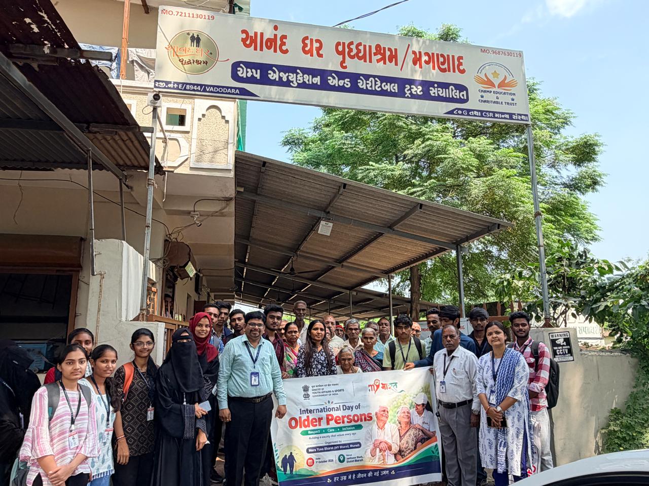 જે. એમ. શાહ આર્ટ્સ એન્ડ કોમર્સ કોલેજ, જંબુસર દ્વારા ‘આનંદ ઘર વૃદ્ધાશ્રમ’ની શુભેચ્છા મુલાકાત: વડીલોને ઉપયોગી વસ્તુઓની અર્પણ કરાઈ ભેટ